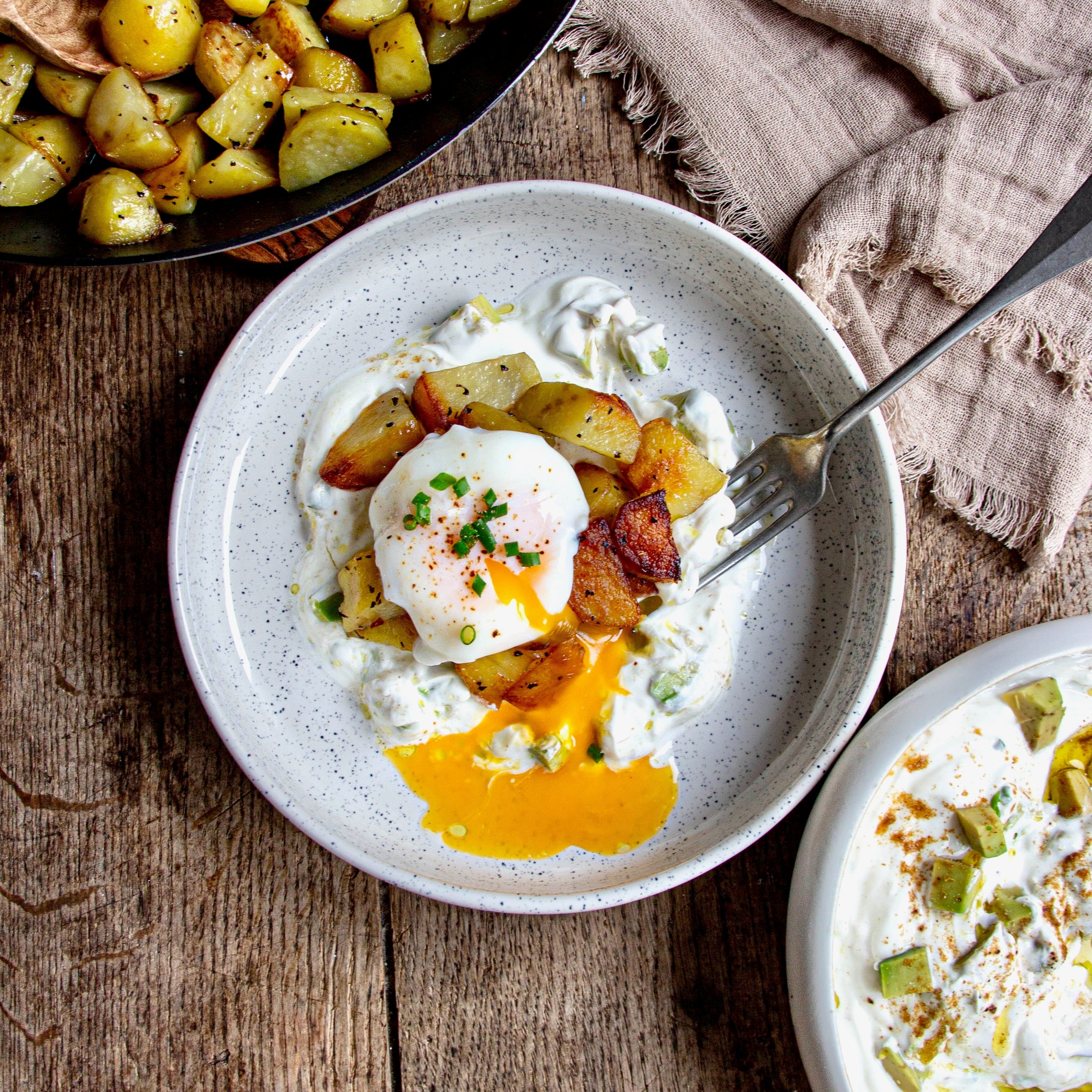 Pommes de terre sautées, raïta d’avocat et œuf mollet