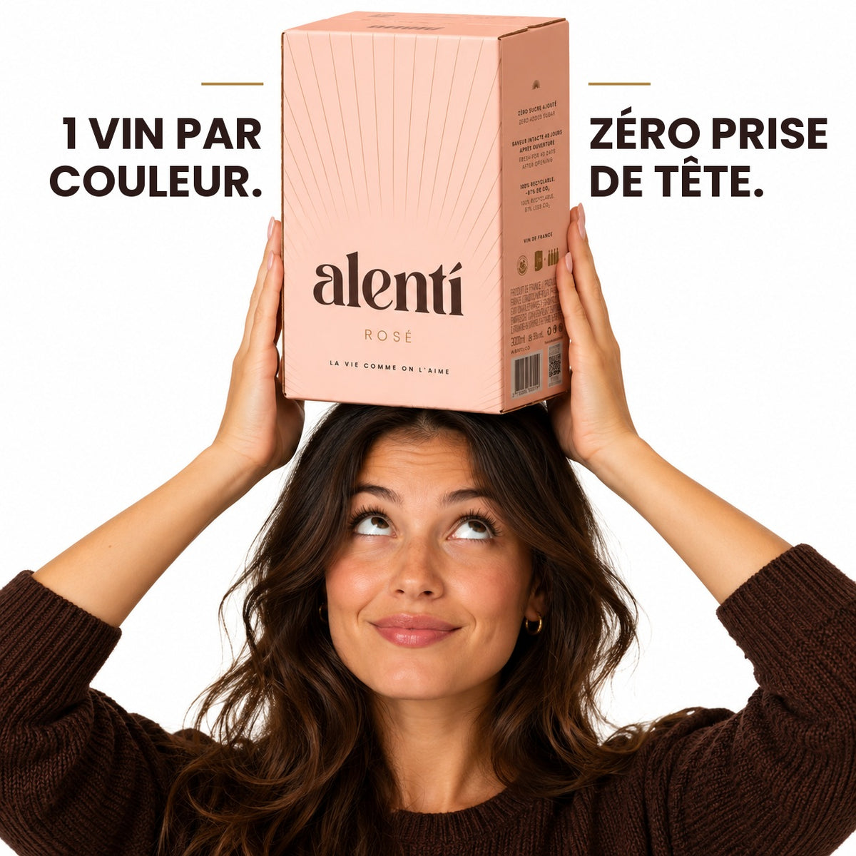 Femme tenant un cubi de vin rosé Alentí sur la tête : 1 vin par couleur, zéro prise de tête